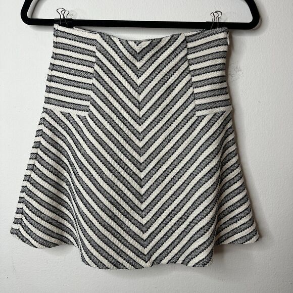 Ann Taylor Loft Petite Textured Cream & Black Chevron Stripes Flare Skirt XXSP - Picture 1 of 11
